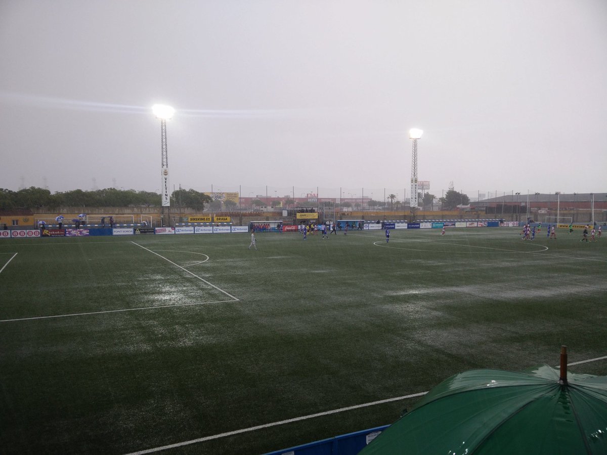 Estado del terreno de juego durante la suspensión del partido (Foto: Alejandro González)