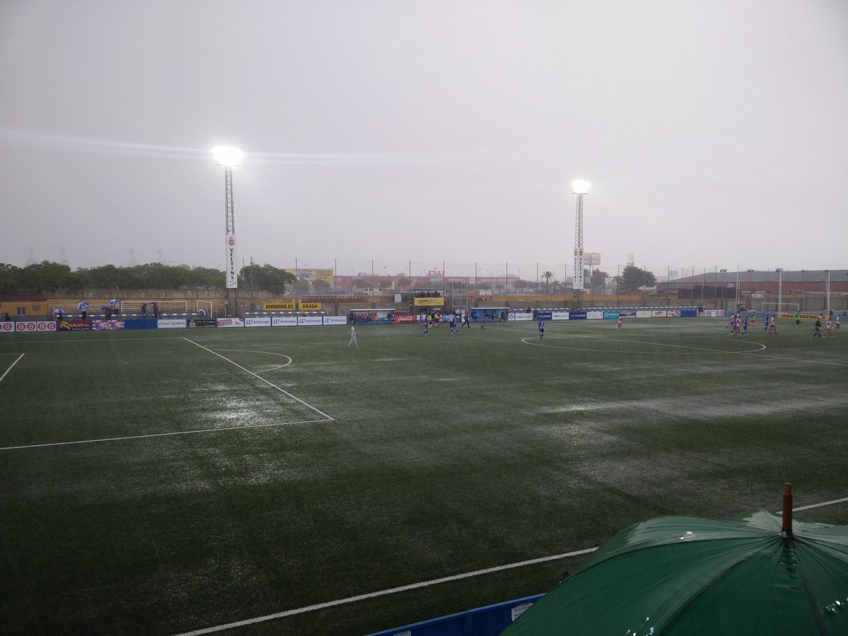 Estado del terreno de juego durante la suspensión del partido (Foto: Alejandro González)