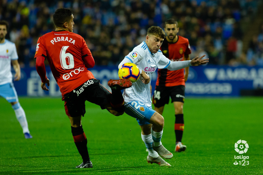 Pedraza en disputa por el balón