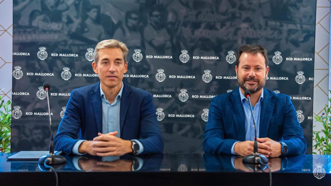 Pablo Ortells, en rueda de prensa junto con Alfonso Díaz (RCD Mallorca).