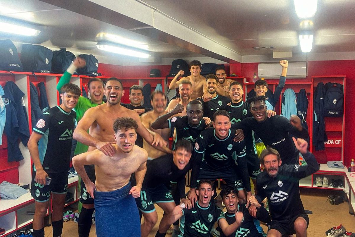 El Atlético Baleares celebrando la victoria en Granada.