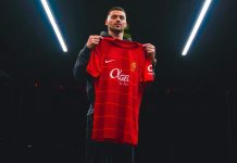Nemanja Radonjic posando con la camiseta del Mallorca