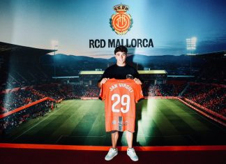 Jan Virgili posa con el dorsal 29 como nuevo jugador del Mallorca.