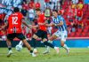 Marc Domènech controla el balón durante el partido ante el Alavés