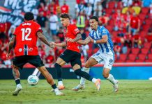 Marc Domènech controla el balón durante el partido ante el Alavés
