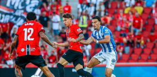 Marc Domènech controla el balón durante el partido ante el Alavés